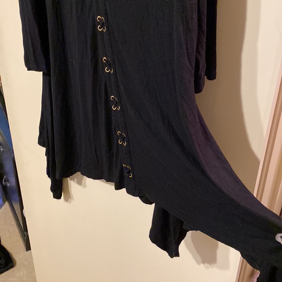 Black shark bite top - Picture 4 of 4